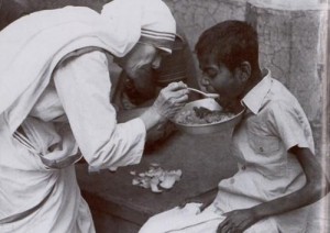 mother-teresa-feeding1